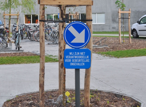 Informatiebord: niet verantwoordelijk voor gebeurlijke ongevallen